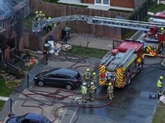 Un niño ha muerto y otro está en el hospital tras un incendio en una casa en Ashford