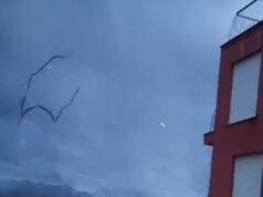 Momento aterrador: una tromba marina arrasa el puerto de un centro vacacional español mientras las inundaciones dejan al menos un muerto y otros heridos