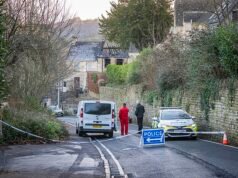 Una madre y sus dos hijos de siete y cuatro años mueren en un incendio en una casa el día de San Esteban, mientras el padre, un oficial de policía, recibe tratamiento en el hospital después de escapar del incendio.
