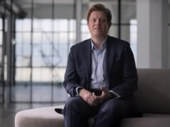 El asesor más cercano de Harry y Meghan renuncia como director de su organización benéfica días después de que los Sussex perdieran a su undécimo publicista.