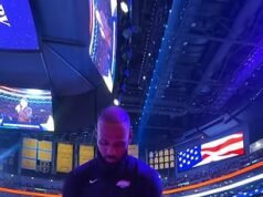 LeBron James acusado de ‘faltarle el respeto’ al himno nacional con su comportamiento antes del partido de los Lakers