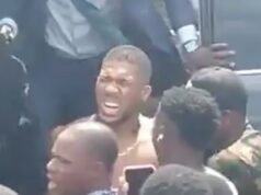 Momento dramático Anthony Joshua hace una mueca de dolor mientras lo liberan de los escombros del accidente automovilístico que mató a dos personas.