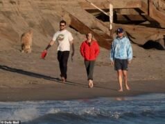 Jake, el hijo de Rob Reiner, disfruta de un relajante paseo por la playa al atardecer con su novia dos semanas después del doble asesinato de sus padres