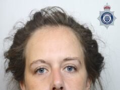 Momento en el que dos hermanas dejan inconsciente a una amiga en el suelo después de atacarla salvajemente en la noche de su cumpleaños