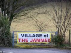 La ‘Village of the Jammed’ se enfrenta a un ‘nuevo infierno’ de 12 meses más de obras viales para reparar la carretera dañada atribuida a la controvertida decisión de dirigir los vehículos pesados por sus estrechas carreteras