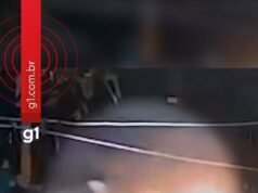 Un vídeo muestra una colisión frontal entre un coche y una motocicleta en India, que deja un muerto y dos heridos