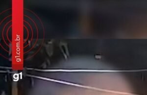 Un vídeo muestra una colisión frontal entre un coche y una motocicleta en India, que deja un muerto y dos heridos