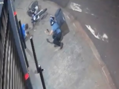 Después del accidente, la motocicleta salió despedida y atropelló a un hombre en la acera, en Ribeiro Preto, SP; video