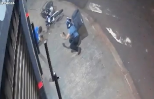 Después del accidente, la motocicleta salió despedida y atropelló a un hombre en la acera, en Ribeiro Preto, SP; video