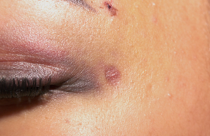 Joven agredida por su ex dice que el guardia de seguridad fue negligente: ‘¿Ves a una mujer que le dan una patada en la cara y todavía pregunta si va a llamar a la policía?’