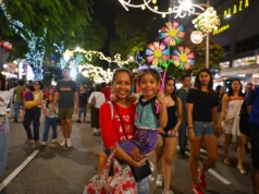 Orchard Road se convierte en un lugar peatonal y de fiesta en Nochebuena