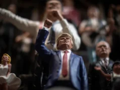 ¿Hombre sabio? ¿Rey? En Nápoles, Trump se une a Jesús en el pesebre