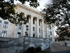 La administración Trump acordó revisar las subvenciones de investigación de los NIH estancadas después de la demanda