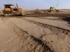 Los iraquíes cubren el suelo con arcilla para evitar tormentas de arena