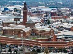 Las bandas criminales ganan hasta 50.000 libras esterlinas por entrega dejando teléfonos, drogas e incluso comida para llevar en prisiones del Reino Unido, afirman ex convictos.