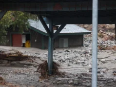 Fuertes lluvias e inundaciones repentinas inundan viviendas en el sur de California