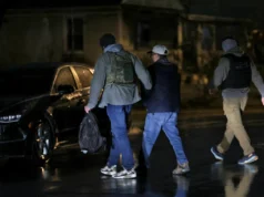 Cómo la inmigración ha consumido los esfuerzos federales contra los delitos con armas de fuego