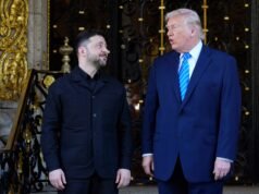 Trump dice que Rusia quiere que Ucrania tenga éxito, admitiendo que la declaración es extraña, y Zelensky responde riendo.