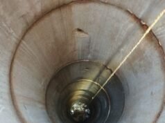 El hombre intenta salvar al perro y ambos quedan atrapados en un pozo de 10 metros