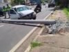 Choques de autos y derrumbe de postes en Avenida Campinas; uno resultó herido