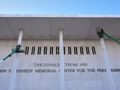 Kennedy Center critica al músico que canceló su actuación después de que se agregara el nombre de Trump al edificio